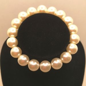 Elasticated faux pearl bracelet
